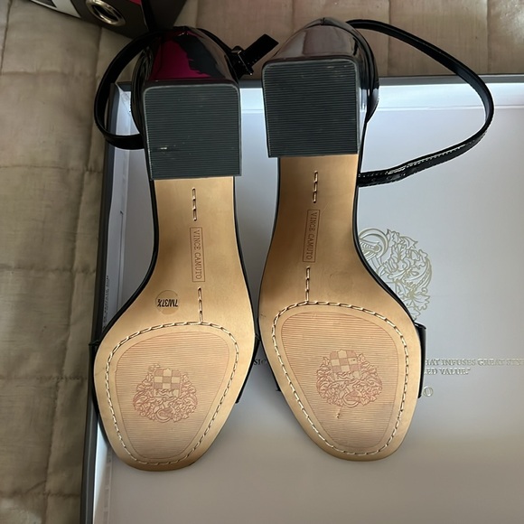 VINCE CAMUTO block heels. Size 7 - Picture 2 of 7
